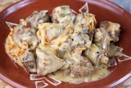 Печень тушеная в сырном соусе.