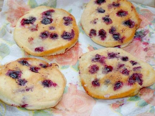 Бисквитные оладьи с чёрной смородиной. 08