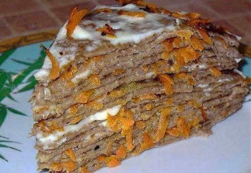 Печеночный торт со сметанным соусом.