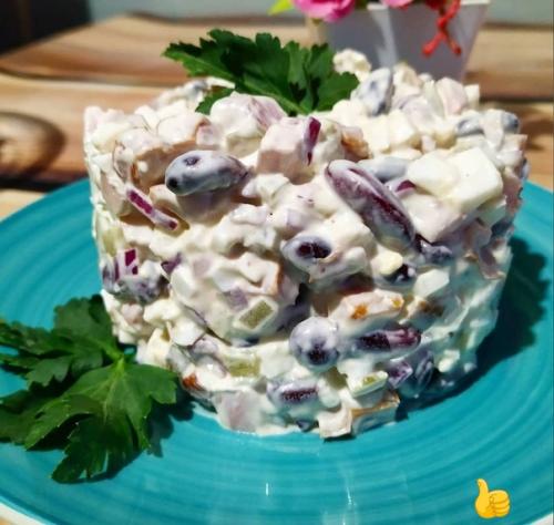 Сaлaт c крacнoй фacoлью.