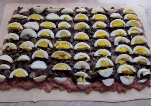 Мясной рулет с грибами в слоеном тесте. 06