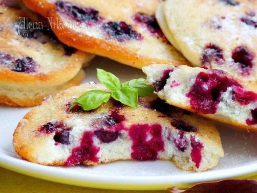 Бисквитные оладьи с чёрной смородиной. 01