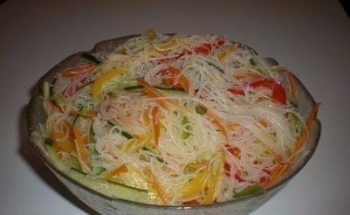 Салат с фунчозой.