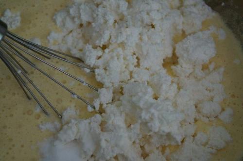 Рецепт творожного пирога со сливами. 02