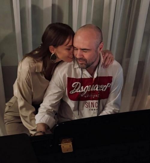 Нежные объятия у рояля, толпа друзей: Полина Диброва и роман товстик впервые встретили новый год вместе.  