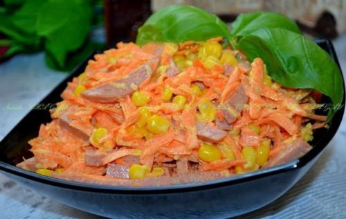 Салат с копченой колбасой и морковью. Салат с копченой колбасой и морковью.