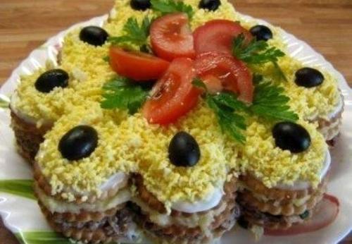 Салат - торт из крекеров.