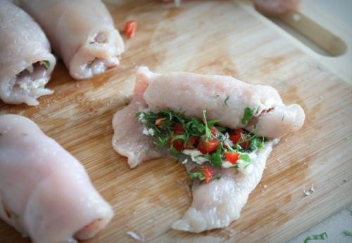 Куриные рулетики в беконе. 05