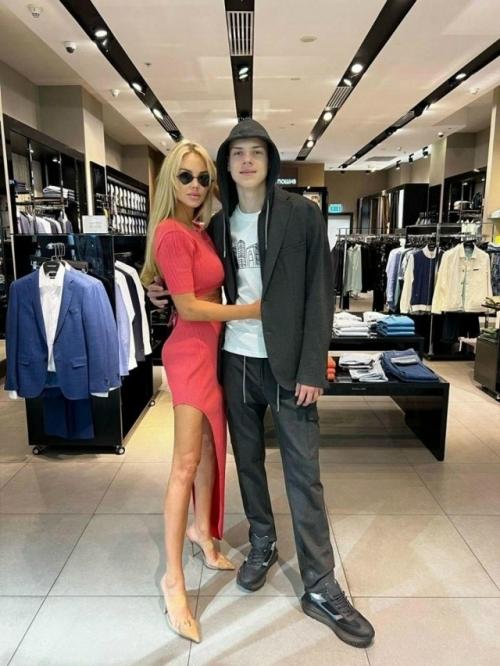 Мария погребняк против идеализации подростковой беременности выступила. 
