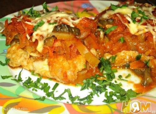 Рыба под соусом с маринованными огурцами. Рыба под соусом с маринованными огурцами.