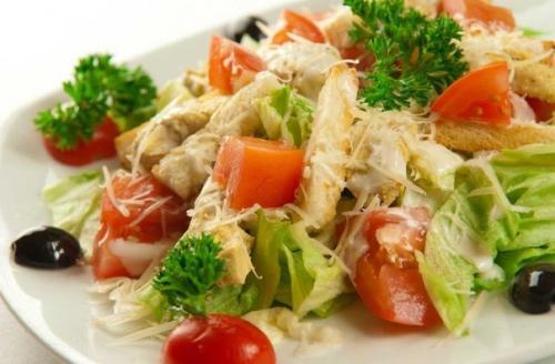 Салат Цезарь с курицей.
