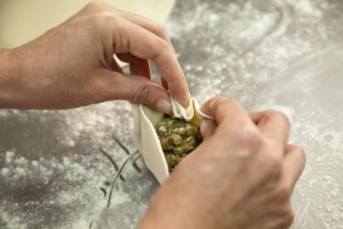 Хинкали принято считать чем-то сродни пельменям или мантам. 08