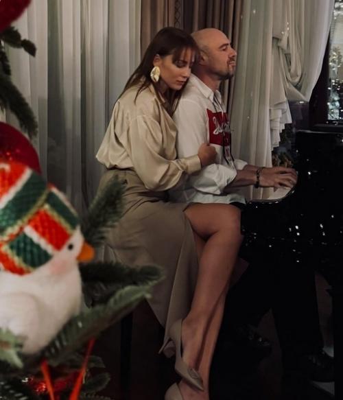 Нежные объятия у рояля, толпа друзей: Полина Диброва и роман товстик впервые встретили новый год вместе. 01