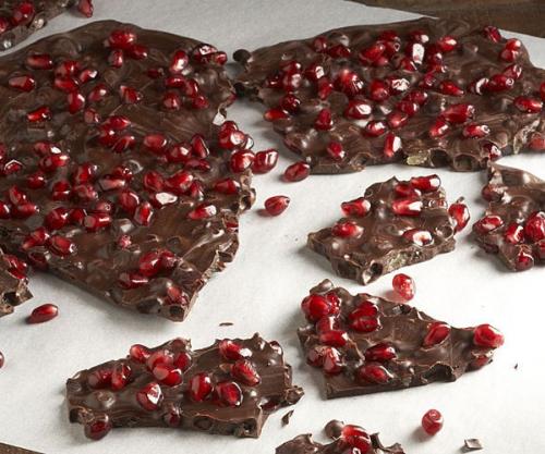 Шоколад с фисташками и зернами граната.