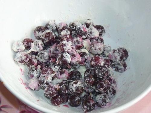 Бисквитные оладьи с чёрной смородиной. 02