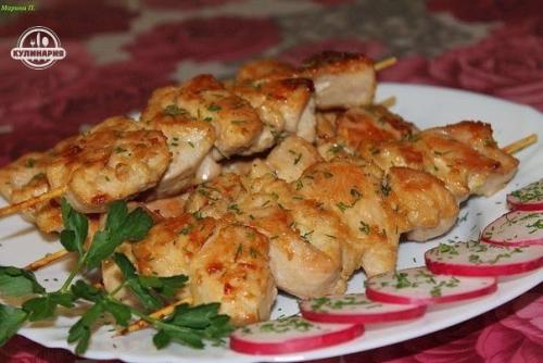 Куриные грудки на шпажках.