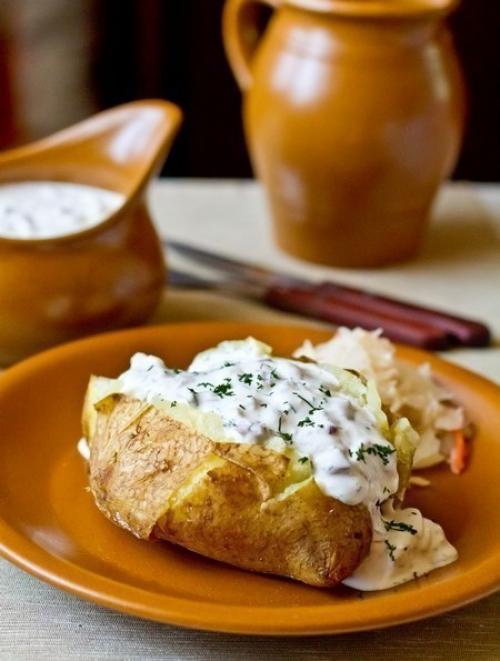 Печеный картофель с селедочным соусом.