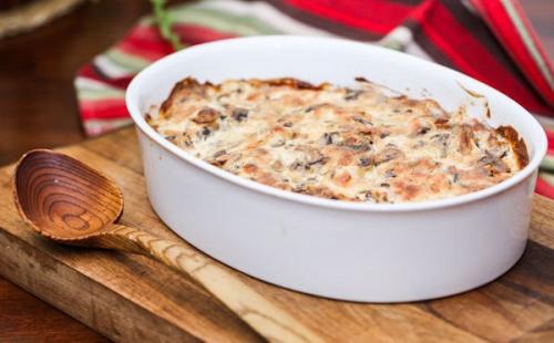 Курица в соусе из плавленого янтарь сыра.