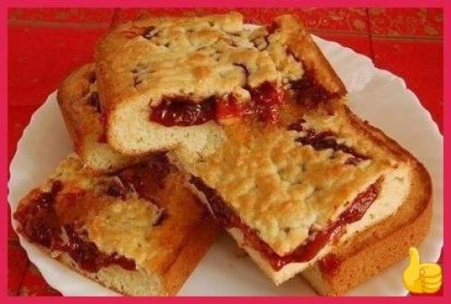 Пирог с вареньем из песочного теста.