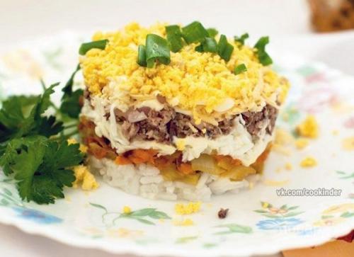 Салат Мимоза с сыром и рисом.