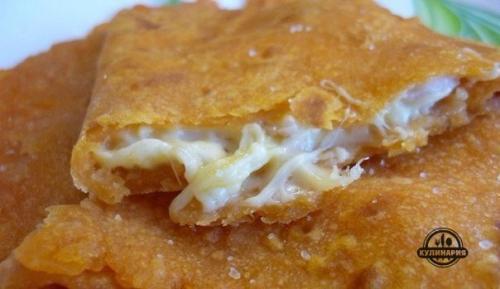 Лепешки с сырной начинкой.