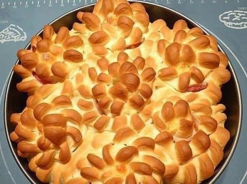 Пирог Цветы с беконом и колбасой. 03
