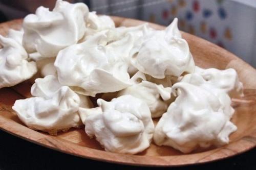 Меринги.  Ингредиенты:  - 3 охлажденных белка.