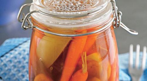 Морковь с фруктами в укропном маринаде.