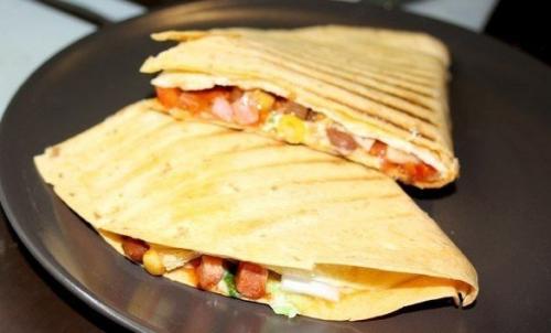 Бурито с ветчиной и моцареллой.