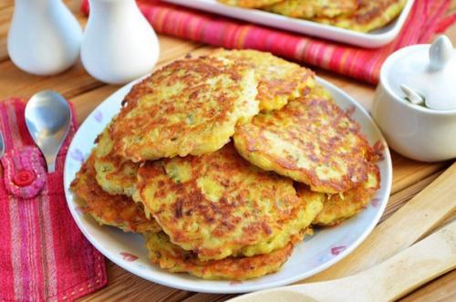 Драники с ветчиной, сыром и зеленью.