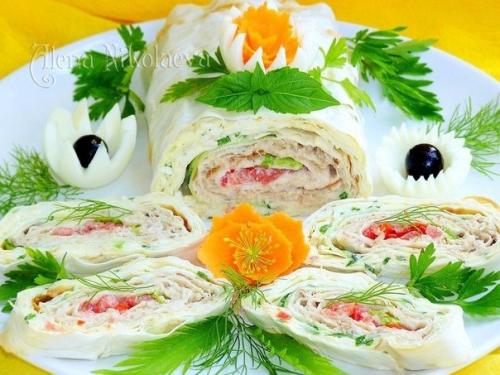 Рулет с горбушей и помидорами.