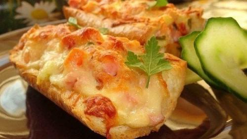 Горячая закуска в багете.