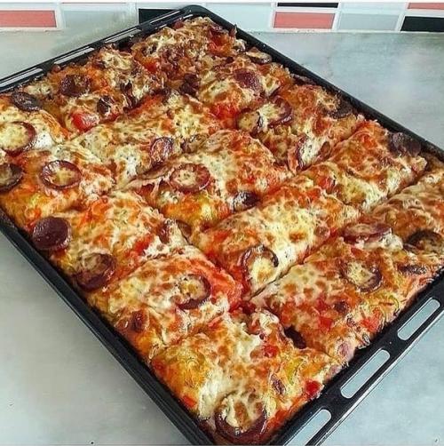 Нет ничего вкуснее домашней пиццы. 

