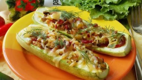 Кабачки, фаршированные овощами.