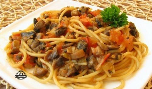Спагетти с овощами и соевым соусом. Спагетти с овощами и соевым соусом.