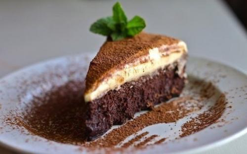 Трюфельный торт с муссом из белого шоколада.