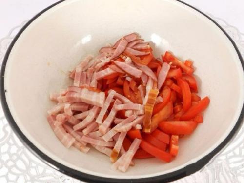 Салат из помидоров с варено-копченой грудинкой, сыром и сухариками. 01