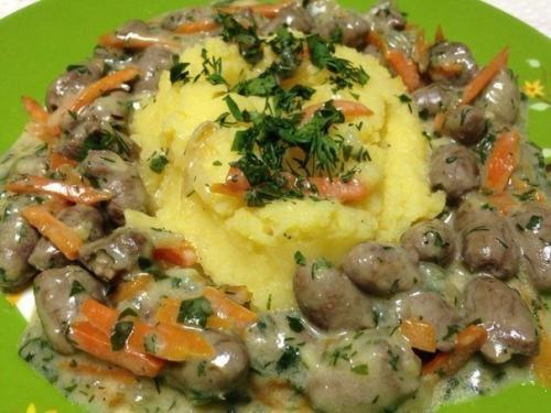 Тушеные куриные сердечки.