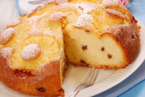Творожная запеканка с изюмом и ананасами.

