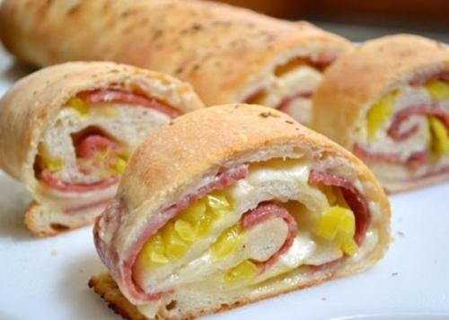 Рулет с салями, сыром и острым перцем.