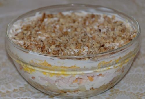 Салатик с курицей, грецким орехом и грибами.