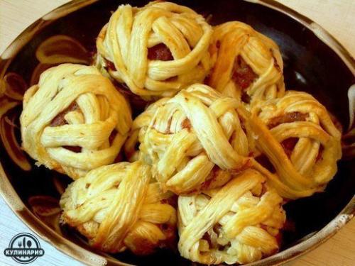 Мясные клубочки в слоеном тесте.