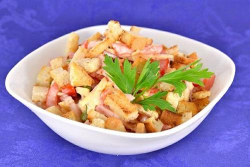 Салат из помидоров с варено-копченой грудинкой, сыром и сухариками.