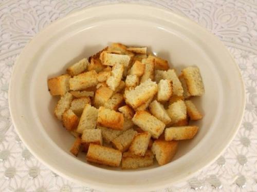 Салат из помидоров с варено-копченой грудинкой, сыром и сухариками. 04