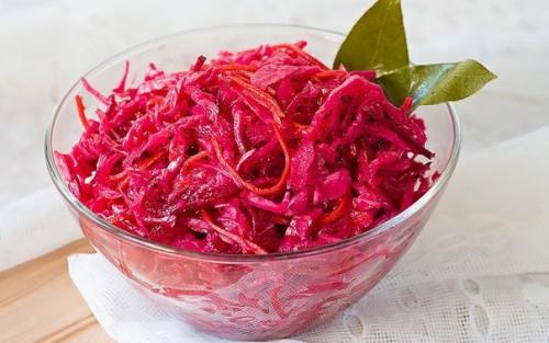 Салат из свеклы с чесноком и изюмом.