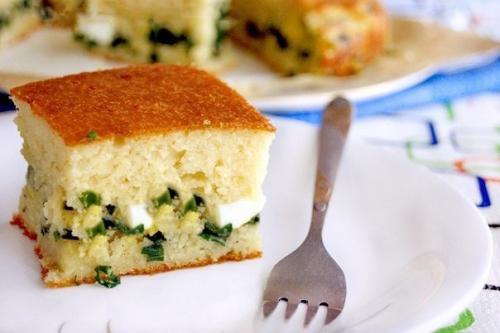 Быстрый заливной пирог с луком и яйцом.