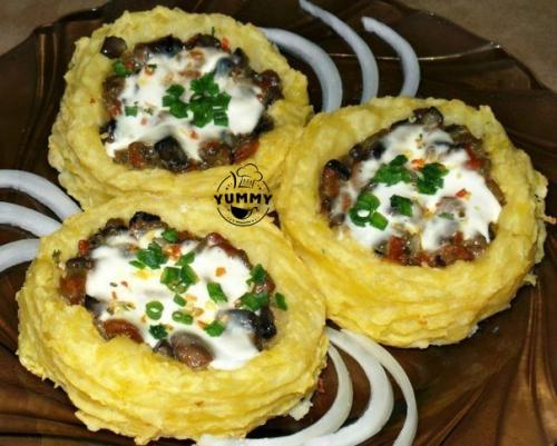 Картофельные гнезда с грибами, в чесночно - сметанном соусе. Картофельные гнезда с грибами, в чесночно - сметанном соусе.