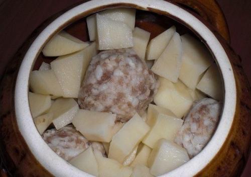 Фрикадельки с картошкой и грибами под сыром. 01