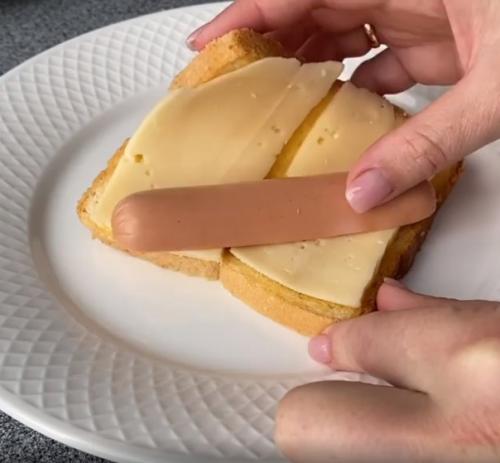 Аппетитные бутерброды готовятся быстро, а получается сытно и очень вкусно. 03