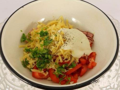 Салат из помидоров с варено-копченой грудинкой, сыром и сухариками. 03